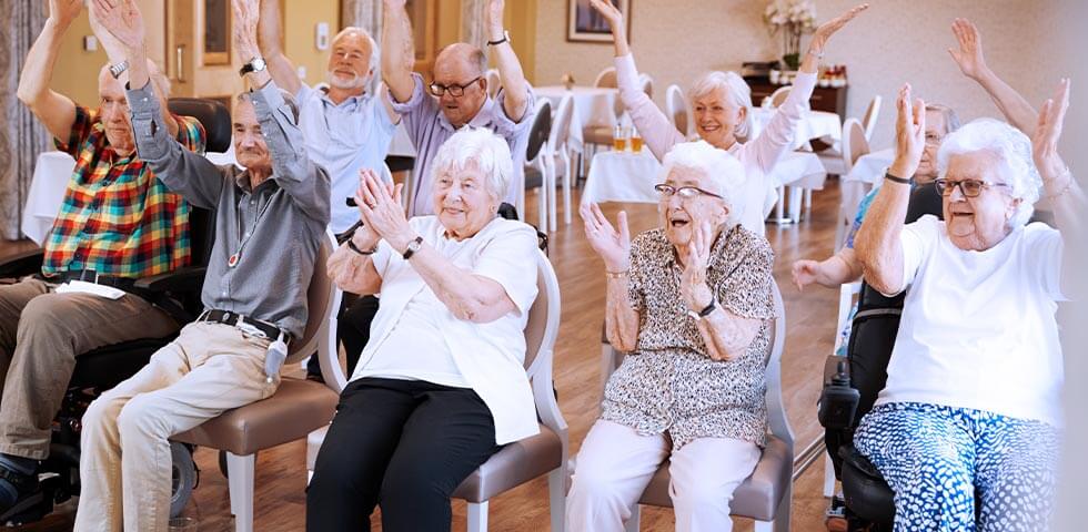 Gruppe von Senioren beim altersgerechter Gymnastik